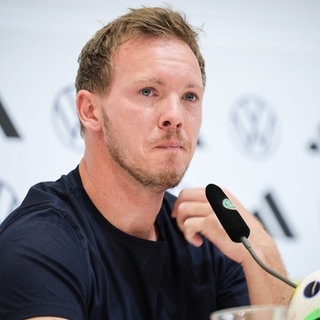 Fußball: EM, Pressekonferenz nach dem Ausscheiden der deutschen Nationalmannschaft, Bundestrainer Julian Nagelsmann kämpft mit den Tränen bei der Abschluss-Pressekonferenz.