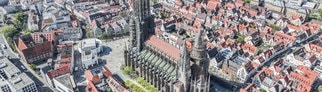 Drohnenaufnahme von Ulm, der lebenswertesten Stadt Deutschlands, mit dem Münster in der Mitte.