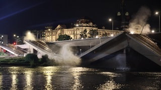 Man sieht ein weiteres Brückenteil der Carolabrücke in Dresden, das gerade einstürzt: Abrissarbeiten werden an der Carolabrücke durchgeführt. Durch Abrissarbeiten ist ein weiterer Teil der Carolabrücke in Dresden eingebrochen.