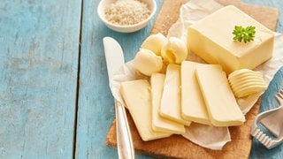 Sehr viel Butter, fein und kunstvoll geschnitten, mit Dekorationsgemüse. So viel Butter auf einmal wird teuer – richtig teuer! Zum Jahresende werden Rekord-Preise erwartet. Wir schauen, woran das liegt. (Foto: Adobe Stock, exclusive-design) Sehr viel Butter, fein und kunstvoll geschnitten, mit Dekorationsgemüse. So viel Butter auf einmal wird teuer – richtig teuer! Zum Jahresende werden Rekord-Preise erwartet. Wir schauen, woran das liegt.