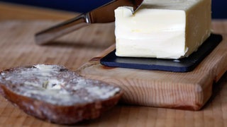 Butter liegt hinter einem Butterbrot. (Foto: IMAGO, Future Image) Butter liegt hinter einem Butterbrot.