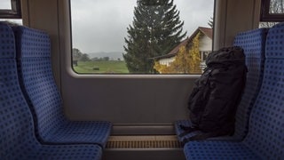 Ein Rucksack steht vergessen auf einem Sitz in einer Bahn. (Symbolbild)