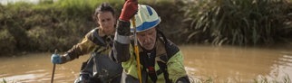 Strapaziös: Feuerwehrleute aus dem Baskenland helfen bei der Suche nach Leichen in der Albufera von Valencia.