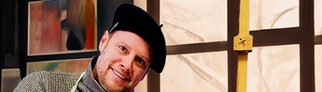 SWR3-Reporter Christian Karsch verkauft sein eigenes Gemälde auf einer Kunstmesse in Köln.