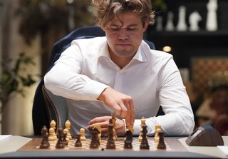 Magnus Carlsen, Nummer 1 der FIDE-Schach-Weltrangliste, schaut auf ein Schachbrett