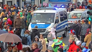 Polizei im Karneval: nach dem Anschlag von München sind die Sicherheitsvorkehrung für Veranstaltungen verschärft worden.