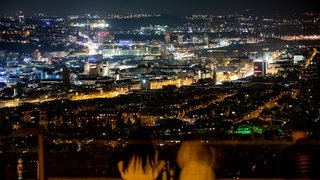 Die hell erleuchtete Stadt Stuttgart: Bei der Earth Hour wird an einzelnen Sehenswürdigkeiten das Licht für eine Stunde ausgeschaltet.