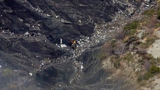 Wrackteile und Trümmer liegen am 24.3.2015 an einem Berghang nach dem Absturz der Germanwings-Maschine vom Typ Airbus A320 bei Seyne-les-Alpes in Frankreich. 10 Jahre nach dem Unglück hat SWR3 mit der Witwe des Piloten, der die Katastrophe noch verhindert wollte im Interview gesprochen. (Foto: dpa Bildfunk, picture alliance / dpa | Thomas Koehler/Photothek.Net) Wrackteile und Trümmer liegen am 24.3.2015 an einem Berghang nach dem Absturz der Germanwings-Maschine vom Typ Airbus A320 bei Seyne-les-Alpes in Frankreich. 10 Jahre nach dem Unglück hat SWR3 mit der Witwe des Piloten, der die Katastrophe noch verhindert wollte im Interview gesprochen.