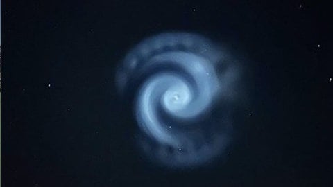 Hier ein Foto der Leucht-Spirale am Himmel. Wir sagen, was es mit dem Wirbel auf sich hat.
