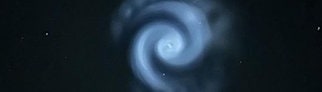 Hier ein Foto der Leucht-Spirale am Himmel. Wir sagen, was es mit dem Wirbel auf sich hat.
