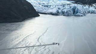 Dieses von der Alaska National Guard zur Verfügung gestellte Bild zeigt ein Flugzeug, das am Montag, den 24. März 2025, in der Nähe von Soldotna, Alaska, teilweise in das Eis des Tustumena-Sees am Rande eines Gletschers eingetaucht ist. Der Pilot un d seine beiden Kinder konnten nach rund 12 Stunden auf dem Eis gefunden und gerettet werden.