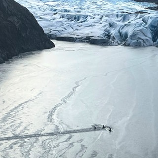 Dieses von der Alaska National Guard zur Verfügung gestellte Bild zeigt ein Flugzeug, das am Montag, den 24. März 2025, in der Nähe von Soldotna, Alaska, teilweise in das Eis des Tustumena-Sees am Rande eines Gletschers eingetaucht ist. Der Pilot un d seine beiden Kinder konnten nach rund 12 Stunden auf dem Eis gefunden und gerettet werden.