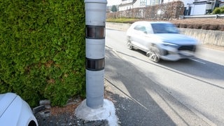 In Frittlingen steht ein Fake-Blitzer und bremst Autos aus.
