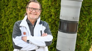 Thilo Wenzler steht vor dem Fake-Blitzer in Frittlingen.