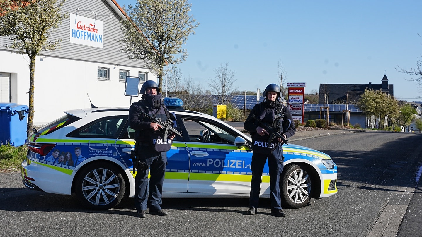 Polizei kontrolliert die Straßen in Weitefeld im Westerwald. Am Morgen wurden hier drei Tote gefunden.