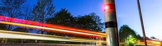 Ein Blitzer steht an einer Straße. Wir beantworten eure Fragen zu Blitzern beim Blitzermarathon 2025.