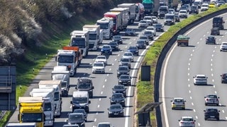 Stau auf der Autobahn: Rund um Ostern und die Ferien gibt es wieder viel Verkehr auf den Straßen in Deutschland. 