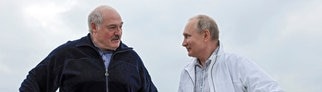 Wladimir Putin (r), Präsident von Russland, und Alexander Lukaschenko, Präsident von Belarus, stehen auf einem Boot und unterhalten sich miteinander während ihres Treffens in Sotschi am Schwarzen Meer.