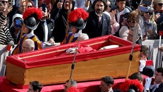 Der Leichnam von Papst Franziskus wird im offenen Sarg über den Petersplatz zum Petersdom überführt, wo er drei Tage lang aufgebahrt sein wird.