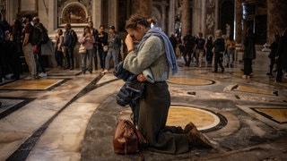 Nach dem Tod von Papst Franziskus: Trauernde Gläubige nehmen in der Kirche im Petersdom in Rom Abschied.