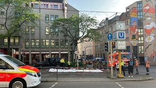 Stuttgart Olgaeck Ein Auto ist in eine Gruppe Personen gefahren. 