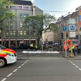 Stuttgart Olgaeck Ein Auto ist in eine Gruppe Personen gefahren. 