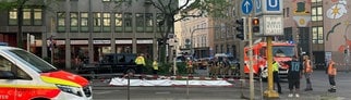 Stuttgart Olgaeck Ein Auto ist in eine Gruppe Personen gefahren. 