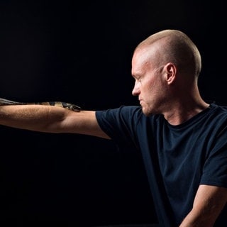 Der von Schlangen begeisterte US-Amerikaner Tim Friede trägt eine Wasserkobra auf dem Arm (Aufnahmedatum unbekannt). Friede ließ sich über einen Zeitraum von fast 18 Jahren hundertfach von insgesamt 16 verschiedenen, sehr giftigen Schlangen beißen. Aus seinem Blut isolierten Forscher zwei besonders breit wirkende Antikörper und entwickelten auf dieser Basis ein Antivenom.