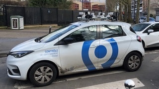Ein Scan-Auto überprüft, ob für abgestellte Autos die Parkgebühren bezahlt wurden
