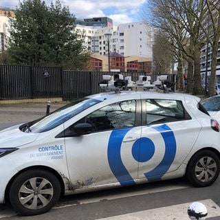 Ein Scan-Auto überprüft, ob für abgestellte Autos die Parkgebühren bezahlt wurden