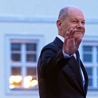 Nach rund dreieinhalb Jahren als Bundeskanzler wird Olaf Scholz (SPD) am Abend mit einem Großen Zapfenstreich verabschiedet.