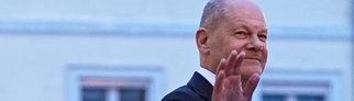 Nach rund dreieinhalb Jahren als Bundeskanzler wird Olaf Scholz (SPD) am Abend mit einem Großen Zapfenstreich verabschiedet.