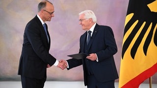 Bundespräsident Frank-Walter Steinmeier übergibt Bundeskanzler Friedrich Merz (CDU) im Schloss Bellevue die Ernennungsurkunde.
