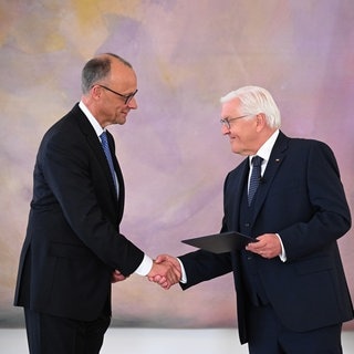 Bundespräsident Frank-Walter Steinmeier übergibt Bundeskanzler Friedrich Merz (CDU) im Schloss Bellevue die Ernennungsurkunde.
