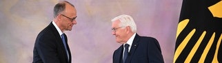 Bundespräsident Frank-Walter Steinmeier übergibt Bundeskanzler Friedrich Merz (CDU) im Schloss Bellevue die Ernennungsurkunde.