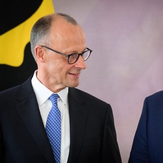 Friedrich Merz und Lars Klingbeil schauen sich an.