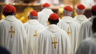 Kardinäle nehmen an einer Messe teil. Das Konklave wählt einen neuen Papst.