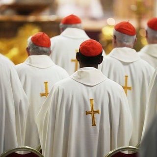 Kardinäle nehmen an einer Messe teil. Das Konklave wählt einen neuen Papst.