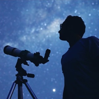 Astronom mit einem Teleskop.