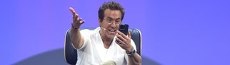 Ryan Reynolds, Schauspieler, Unternehmer und Mitbesitzer des walisischen Fußballclubs Wrexham AFC, telefoniert auf der Bühne mit seinen Kindern während der Digital- und Marketingmesse OMR in den Messehallen.