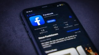 Das Logo von Facebook auf einem Handy. Verbraucherschützer haben eine Sammelklage gestartet.