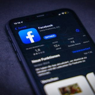 Das Logo von Facebook auf einem Handy. Verbraucherschützer haben eine Sammelklage gestartet.
