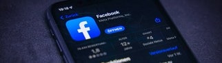 Das Logo von Facebook auf einem Handy. Verbraucherschützer haben eine Sammelklage gestartet.