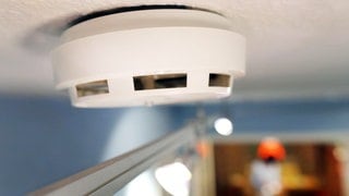  Ein Rauchmelder in einem Hausflur.