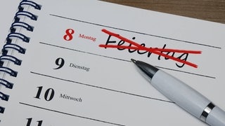 Einen Feiertag streichen? Ein Kalender auf dem das Wort „Feiertag“ durchgestrichen ist.