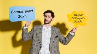 Ein Mann hält zwei Sprechblasen in die Luft mit der Aufschrift „Boomerwort 2025“ und Vorschlägen.