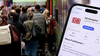 Symbolbild DB Navigator App und Menschen an einem Bahnhof.