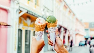 Zwei Kugeln Eis in der Waffel. Ein Mann verschenkte in Pfotzheim für 180 Euro Eiscreme.