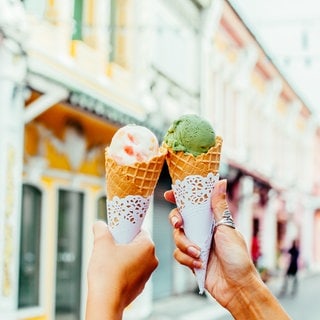 Zwei Kugeln Eis in der Waffel. Ein Mann verschenkte in Pfotzheim für 180 Euro Eiscreme.