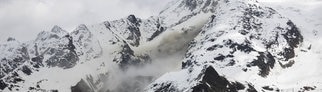 Staub von einem Felssturz steigt auf, an einer Flanke des Berges Bietschhorn im Lötschental, aufgenommen von der Ortschaft Wiler. Das Dorf Blatten im Lötschental musste wegen der Gefahr eines Felssturzes komplett evakuiert werden.